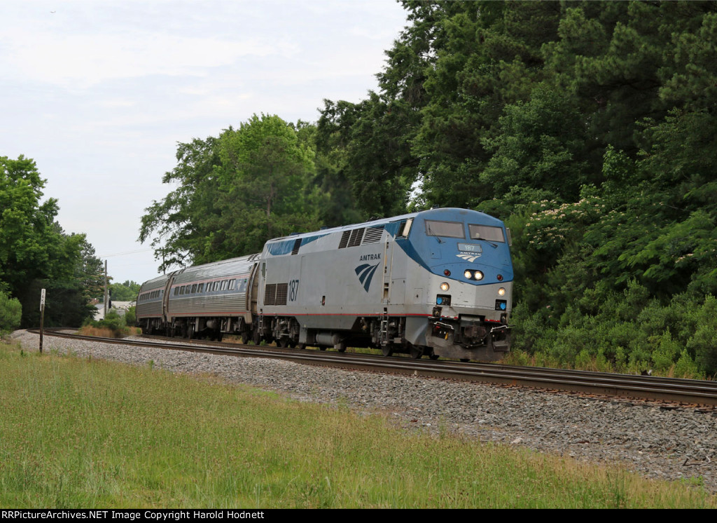 AMTK 187 leads train P080-03 past the "S" 165 mp